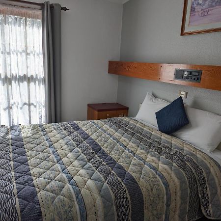 Elm Court Motel Олбери Экстерьер фото